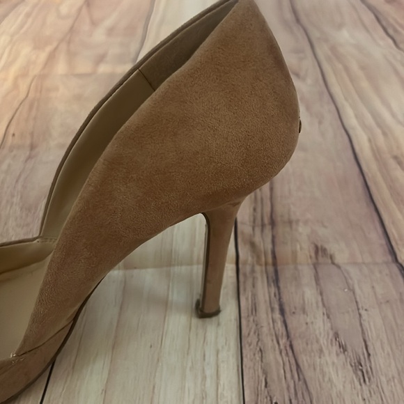 BCBG tan microsuede pumps…they go with everything! - Picture 4 of 5